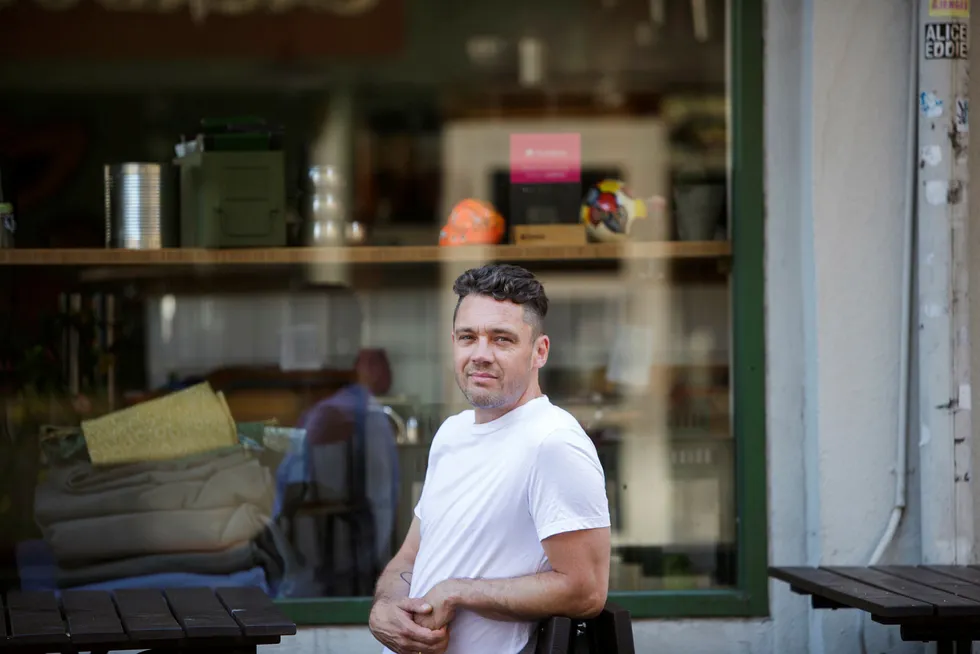 Henrik Henriksen har mange hatter i matverdenen, som kokk, matjournalist, kokebokforfatter, og restaurantgründer er det vanskelig å tro at han også har 13 år i filmbransjen bak seg. Foto: Javad Parsa
