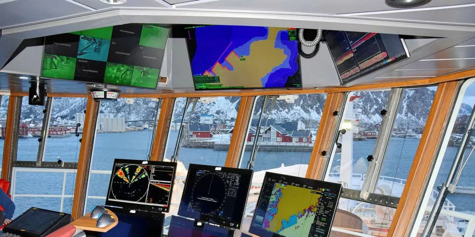 AIS: Fiskebåter over 15 meter har påbud om AIS om bord, og båtene både sender og mottar posisjonsdata. På større kystfiskebåter som «Sander Andre» (bildet) er AIS en integrert del av instrumenteringen i styrehuset.Foto: Frank Einar Iversen