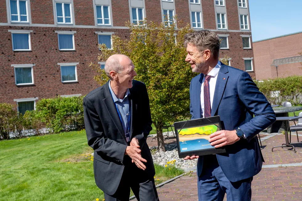Olje- og energiminister Terje Aasland (til høyre) mottar plan for utbygging og drift fra ConocoPhillips' europasjef Steinar Våge i Sandefjord.