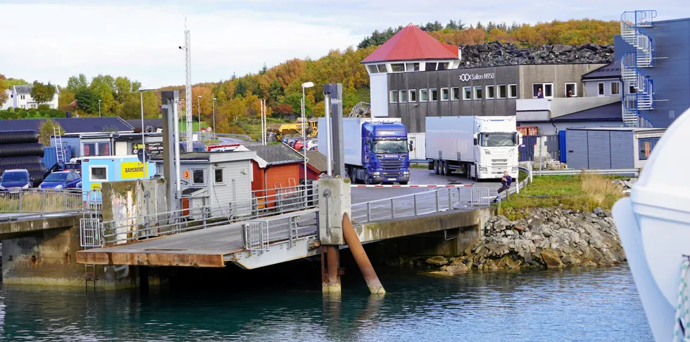 To vogntog med laks venter på ferga fra Sørarnøy i Gildeskål i Nordland. I bakgrunnen slakteriet Salten N950.