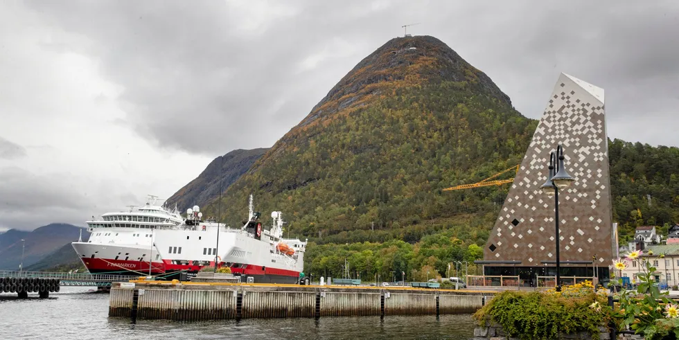 Rauma er ein kommune med relativt mykje turisme, og cruisetrafikken spør etter 16 MW landbasert straum, noko som ifølge Rauma Energi-sjefen er like mykje kapasitet som er i bruk i kommunen på ein sommardag.