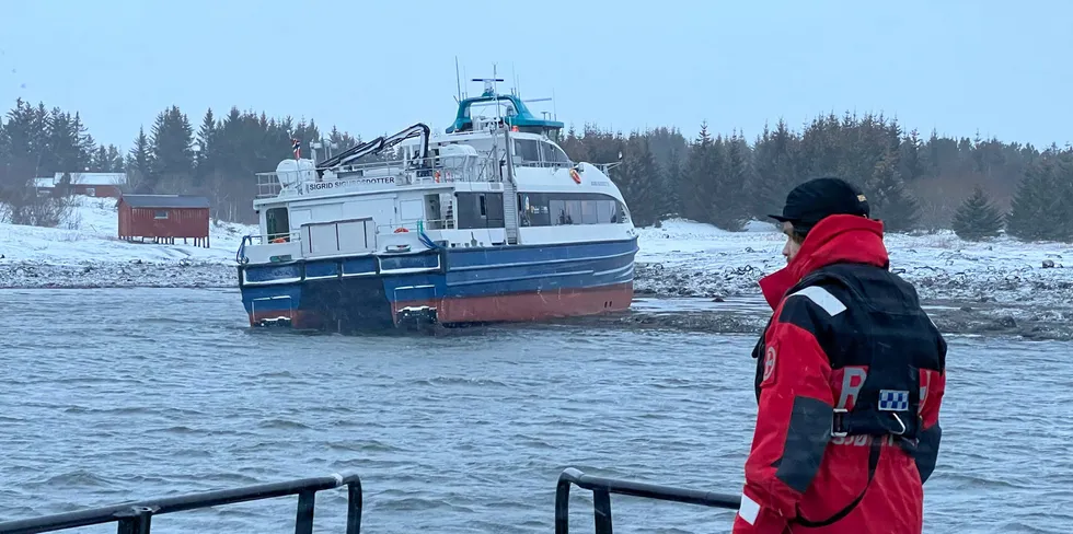 . Hurtigbåten Sigrid Sigurdsdotter rekte på land fredag.