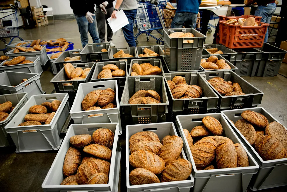 Tenk hvor mange som har vært i sving før du får ditt ferske brød. Selvfølgelig må bakeren tidlig opp, men det må også medarbeiderne som pakker brødboksen. I tillegg skal en liten hær av sjåfører ut på veiene i morgentimene, for å sikre at du finner varene på dørstokken. Foto: Mikaela Berg