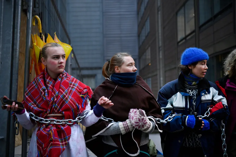 Her er det Fosen-aksjonistene (f.v.) Matilde Marjala, Iben Skog Erlandsen, Elvira Gomez Snerte, Karoline Hem Wiken som demonstrer utenfor Olje- og energidepartementet i forbindelse med at det er to år siden Høyesterett slo fast at vindturbinene på Fosen strider med urfolks rettigheter og menneskerettighetene.