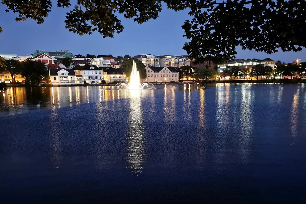 Prisene i Stavanger og resten av NO2 faller med litt over to tredjedeler fra dagens rekordpriser. Prisene blir ganske like som de var mandag denne uken.