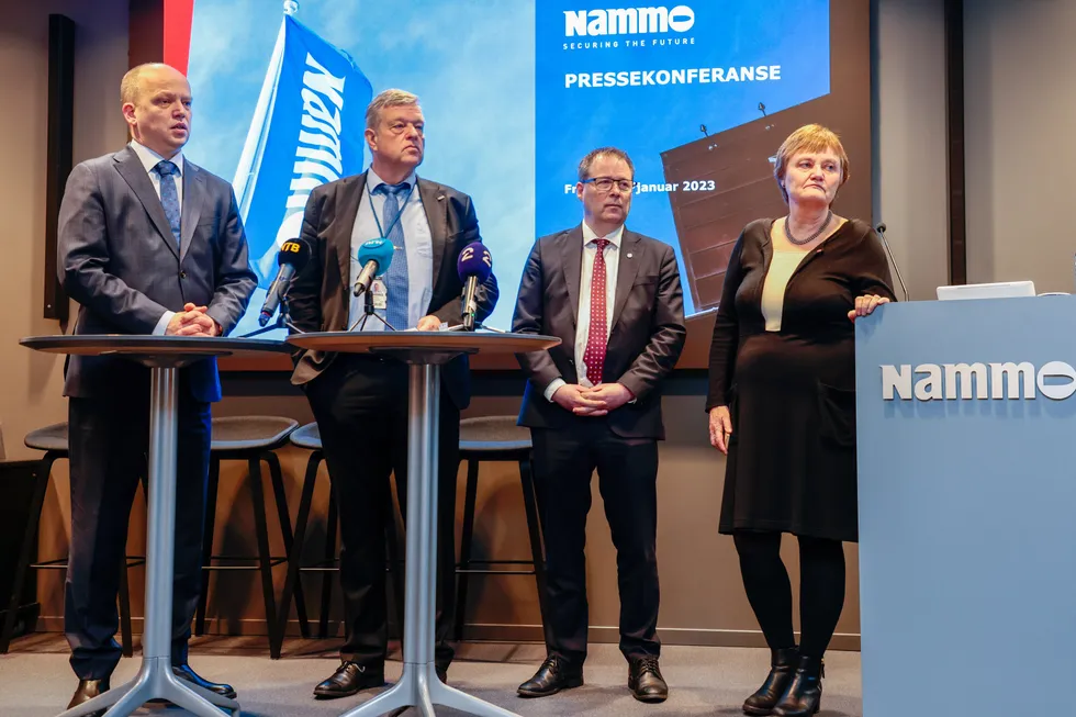 Finansminister Trygve Slagsvold Vedum (fra venstre), konsernsjef Morten Brandtzæg i Nammo, forsvarsminister Bjørn Arild Gram og parlamentarisk leder for Arbeiderpartiet Rigmor Aasrud møter pressen om norsk ammunisjonsproduksjon, hos Nammo på Raufoss.