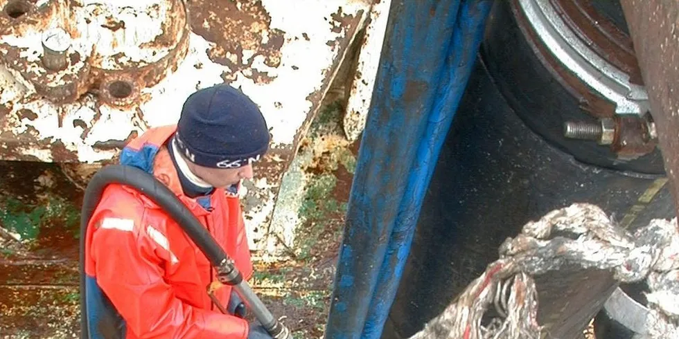 Fiskerne mener det er fabrikkenes ansvar å losse og spyle ned lasterommene under lossingen. Fabrikkene krever at de skal gjøre alt, eller ingenting. Arkivfoto: Magnus Tor Hafsteinsson