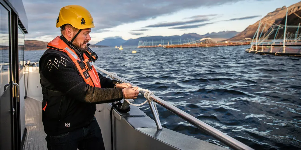 Prosjektleder Jan-Børre Johansen (45) i Lerøy Aurora, tar inn fenderne. Her på anlegget i Kågen ved Skjervøy i Nord-Troms.