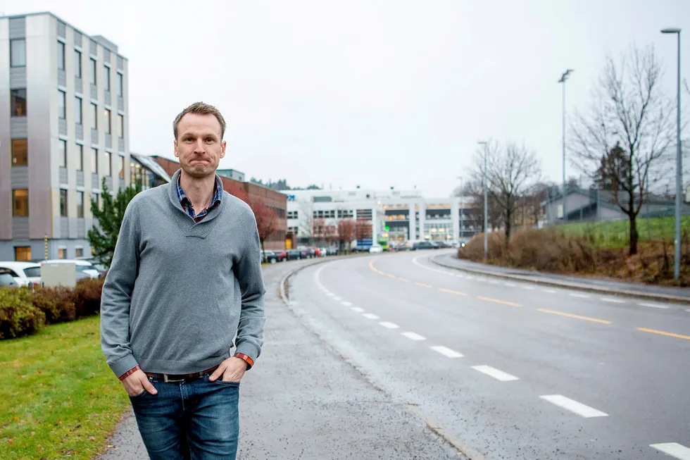 Martin Walberg Bakke sparer hver måned til seg selv og til de to barna sine. Her ved jobben hans ved Bryn i Oslo.