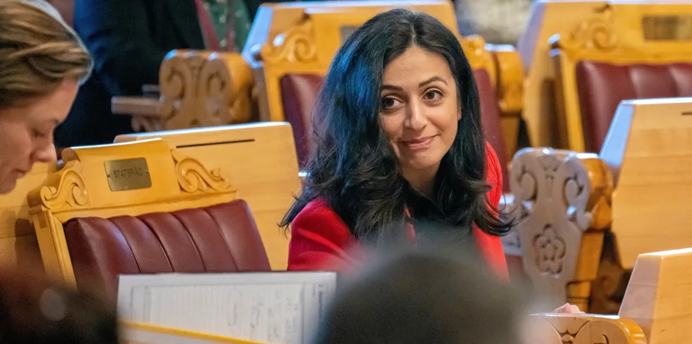 Tidligere arbeids- og inkluderingsminister Hadia Tajik går fra statsråd-stol i Stortinget til energi- og miljøkomiteen.