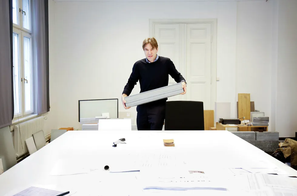 Nasjonalmuseets arkitekt Klaus Schuwerk forteller at målet med det nye Nasjonalmuseet har vært å skape harmoni med omgivelsene rundt. Så langt har debatten rundt bygget ikke vært harmonisk. Foto: Tor G. Stenersen/Aftenposten/NTB Scanpix