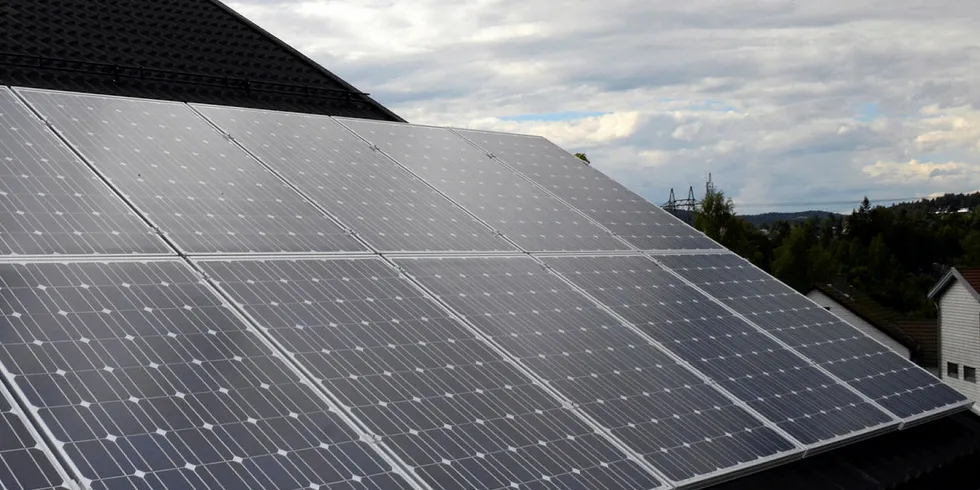 SOLCELLER: Til tross for store kostnadsreduksjoner de siste årene er solcelleanlegg for husholdninger fortsatt en relativt dyr teknologi sammenlignet med vann- og vindkraft i Norge, skriver artikkelforfatterne.