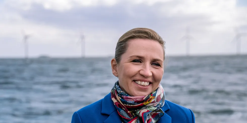 Det ligger to politiske vedtak i bunn for de danske planene om å ha nye 6 GW havvind på plass innen utgangen av 2030. Statsminister Mette Frederiksen er her ved vindturbinene ved Middelgrund.