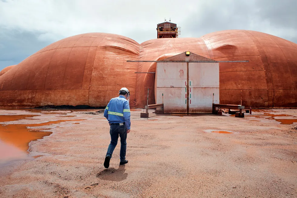 Fra Hydros aluminumsraffineri Alunorte som nå stenger ned. Her fra et besøk av Hydros finansdirektør Eivind Kallevik på anlegget.