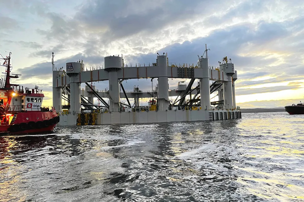 Arctic Offshore Farming består av to nedsenkbare bur som gjør det mulig å drive oppdrett på eksponerte lokaliteter. Anlegget hadde en rømmingshendelse i november. Her fra sjøsettingen av det ene buret.