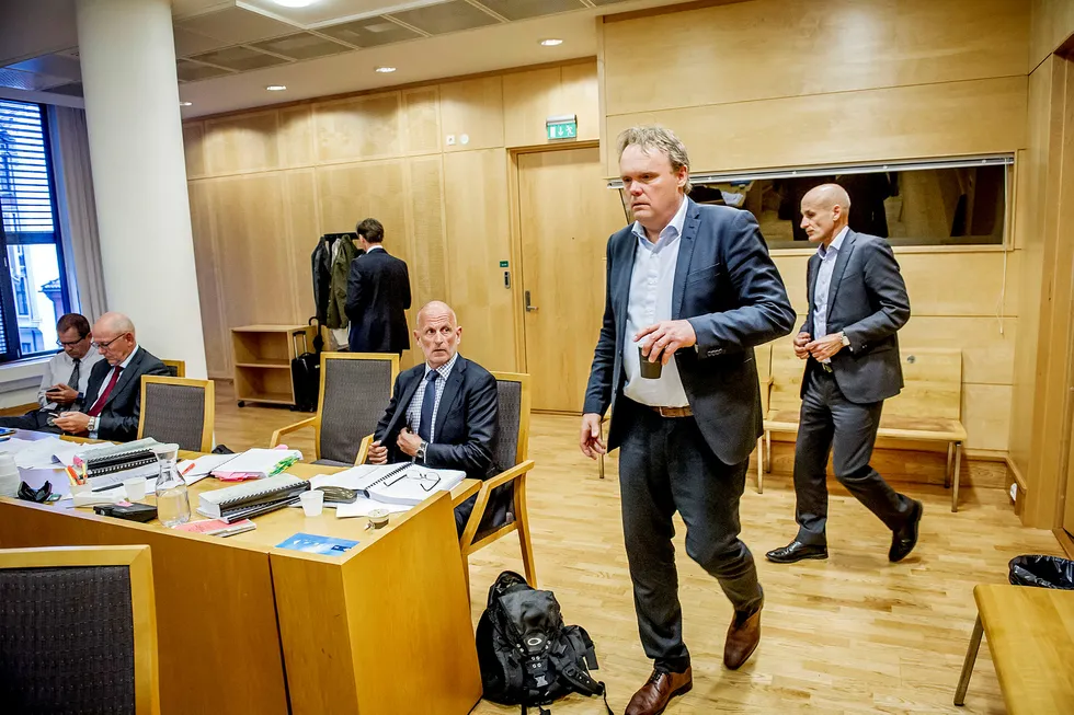 Gründer og investeringsdirektør Peter Chester Warren (i midten), tidligere administrerende direktør Øyvind Tvilde (foran), tidligere styreleder Christian Wahl (til høyre) og advokat Jens Brede (med rødt slips) møtte denne uken i Oslo tingrett. Foto: Gorm K. Gaare