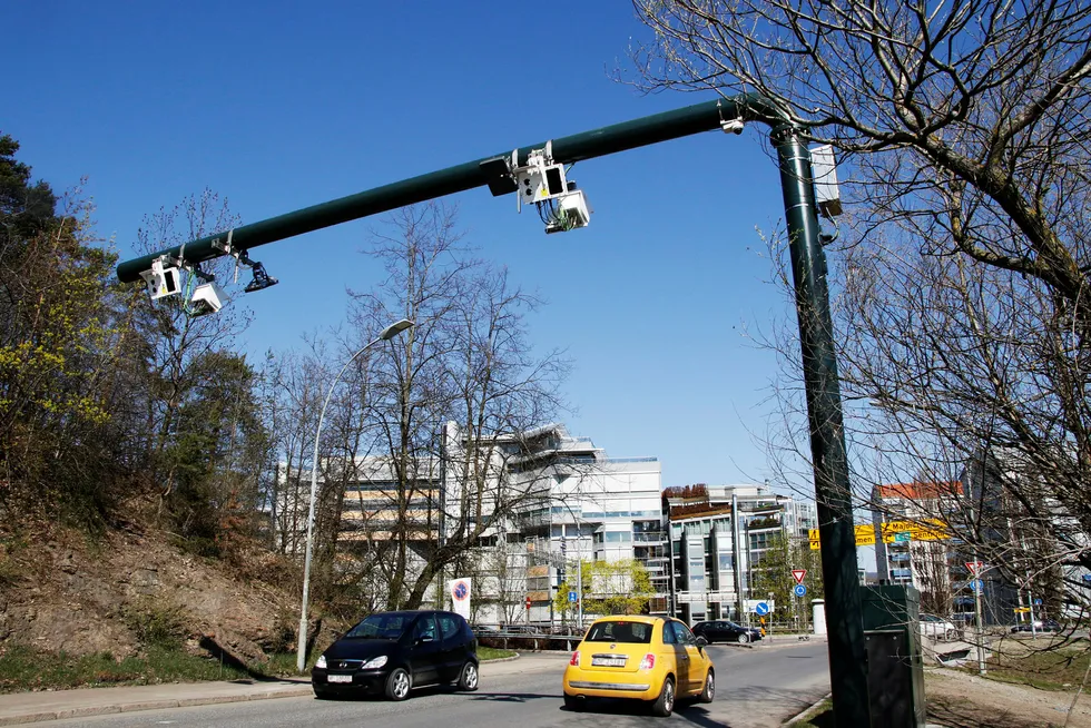 Med dagens teknologi er det så enkelt å få til et veiprisingssystem at man bare kan undres over at vi ikke for lengst har fått det, skriver artikkelforfatteren. Her fra nye bomstasjoner i Oslo.