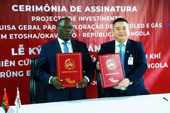 Chairman of Xuan Thien Group, Nguyen Van Thien (right), and ANPG chairman Paulino Jeronimo signed an exploration deal in Luanda.