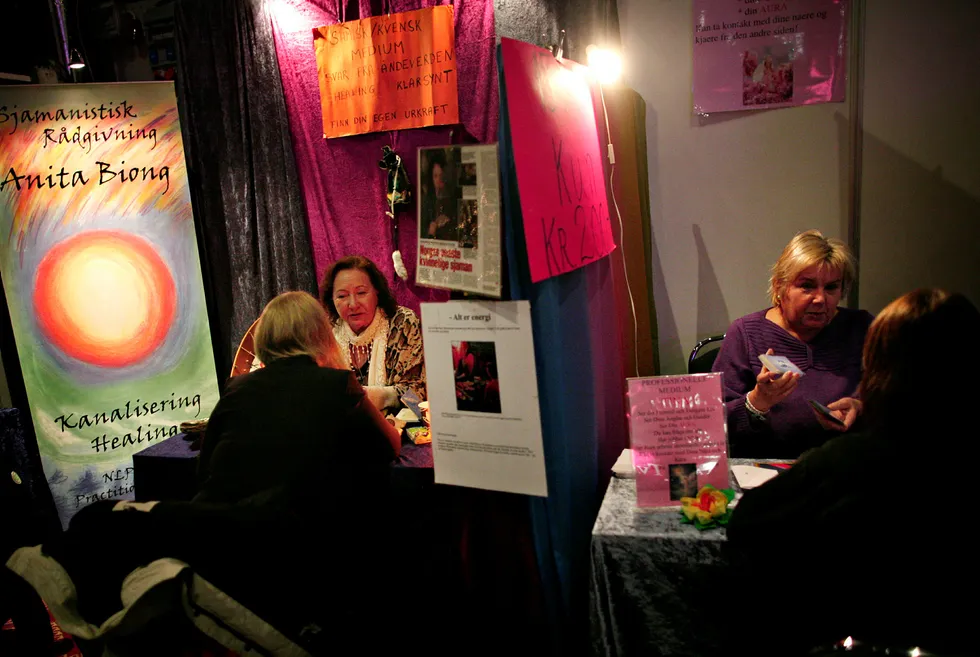 Senterpartipolitiker Kjersti Toppe er kritisk til at sjamaner og andre alternativbehandlere får momsfritak. Her illustrert med den store alternativmessen på Lillestrøm i 2012. Foto: Anette Karlsen / NTB scanpix Foto: Anette Karlsen/NTB Scanpix.