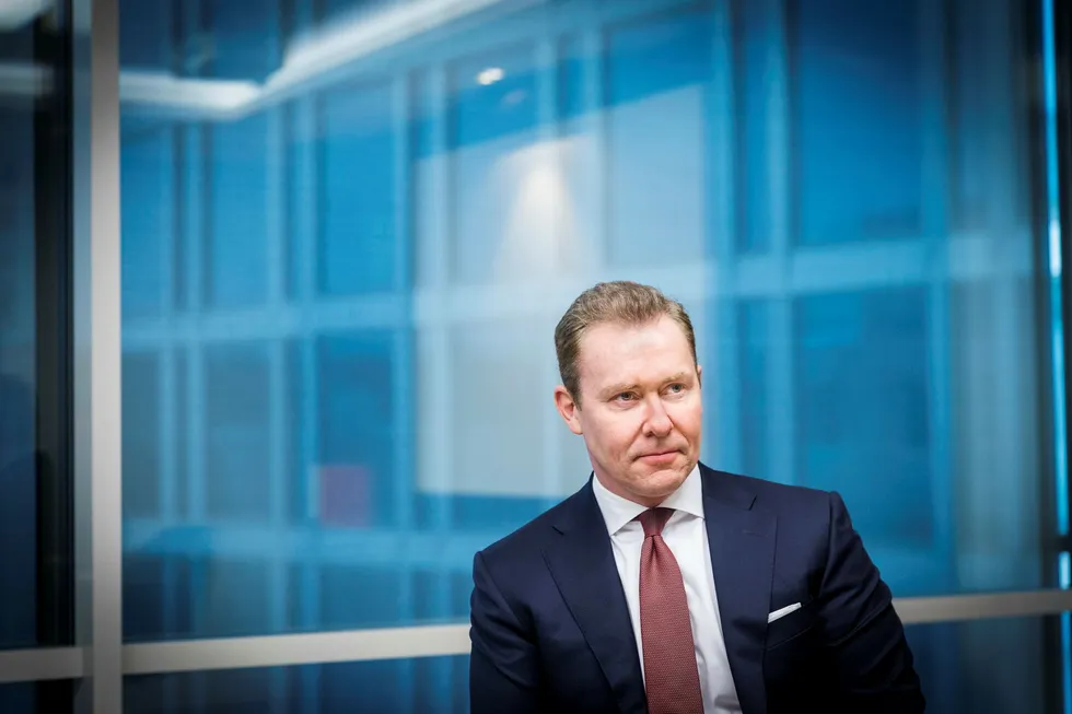 « … et forbud vil føre til mer arbeid for de mindre firmaene, mindre arbeid for de store firmaene og at klienter blir tvunget til å bruke firma de i utgangspunktet ikke ønsker», skriver Schjødt i et brev til Advokatforeningen i debatten om hvorvidt advokatetikk-reglene bør stenge for såkalt dobbeltrepresentasjon i transaksjoner. Her partner Per Ristvedt i Schjødt.