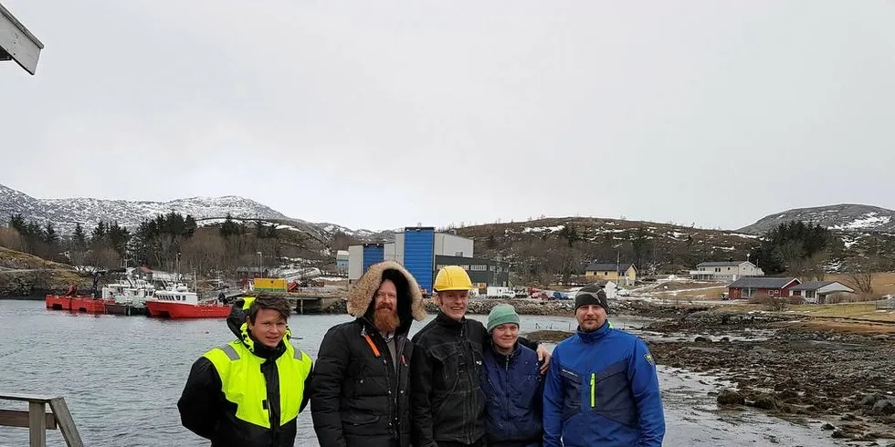 STORE PLANER: Nye og kjente fjes i Kvalvika. Eivind Skoglund Hansen (NSK Fartøykontroll), Markus Hansen, Per-Martin Nystadnes, Heidi Hoff og Andreas Åhrling foran verkstedet og slippen i Kvalvika i Rødøy. De nye eierne har planer om å bygge både ny og større sliphall, samt utleieboliger til ansatte og underentreprenører. Foto: Kenneth Didriksen