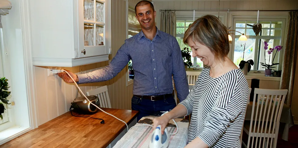 IKKE SMART: Som en del av SFEs smarthus-promotering i 2016, forsøkte Mario Obrovac fra Safe 4 Group å gjøre strykejernet til Tone Merethe Ommedal smart. Men hun bare dro ut kontakten som hun alltid har gjort, og i dag er hele smarthus-satsingen til SFE lagt på is.