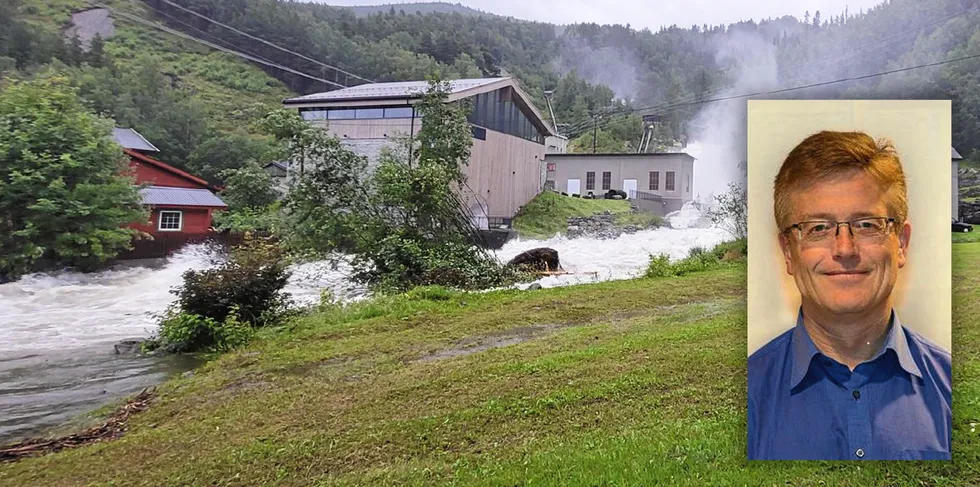 Aldri tidligere har det vært målt så stor vannføring i Tesse-vassdraget som under ekstremværet "Hans". Bildet er fra Nedre Tessa 1 Kraftverk med vannføring på ca. 100 kubikkmeter pr. sekund. Eidefoss-sjef Hans Kolden innfelt.