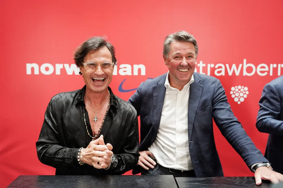 Strawberry-eier Petter Stordalen (fra venstre) og Norwegian-sjef Geir Karlsen ved presentasjonen av et omfattende samarbeid i slutten av juni på hotellet Amerikalinjen i Oslo.