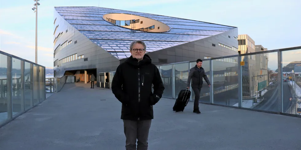 Bernhard Kvaal foran solcelle-anlegget på Powerhouse.