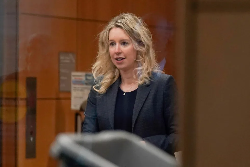 Elizabeth Holmes i rettssalen i en domstol i San Jose i oktober, måneden før straffutmålingen ble klar.