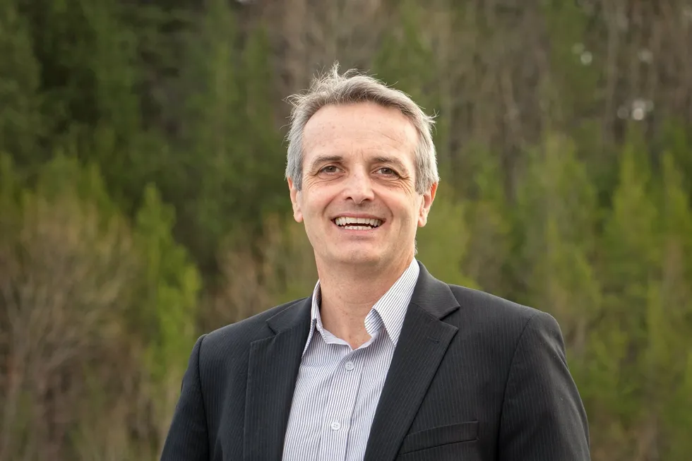 Administrerende direktør i NTE, Inge Forseth, har vært på jakt etter mulige vindkraftprosjekter i Finnmark siden de ikke ble med videre med sitt eget prosjekt. Nå har de fått kjøpt seg inn i to av prosjektene.
