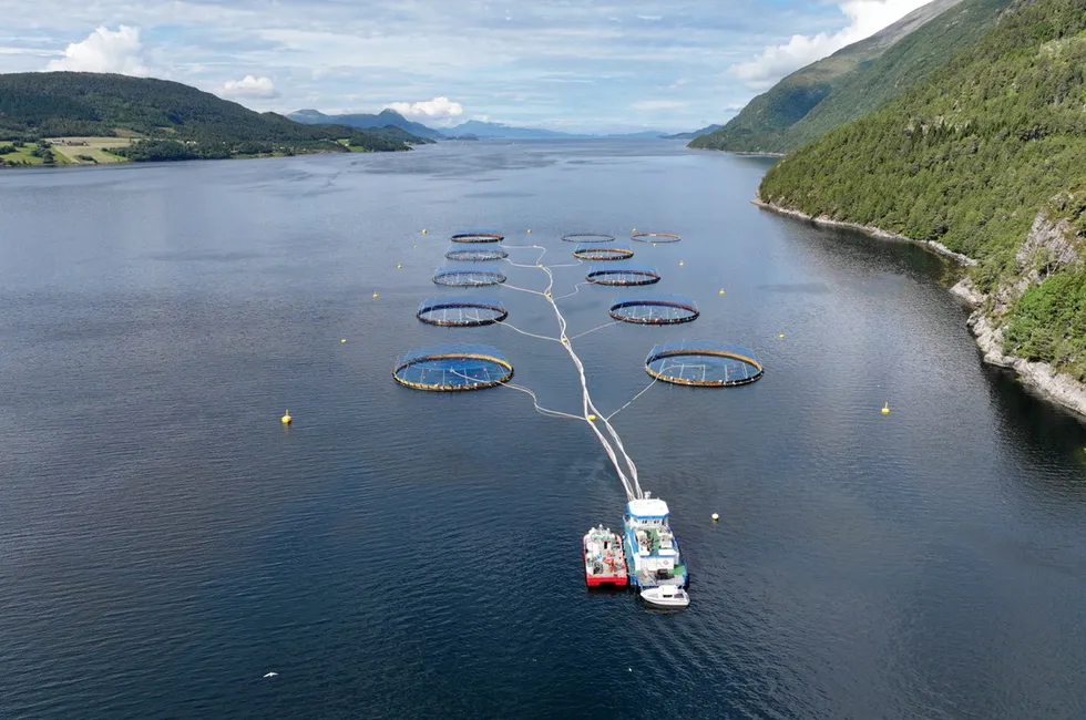 Illustrasjonsfoto av oppdrettsanlegg. Nærings- og fiskeridepartementet skal ta over klagesaksenheten for fiskeri- og havbruksforvaltningen.