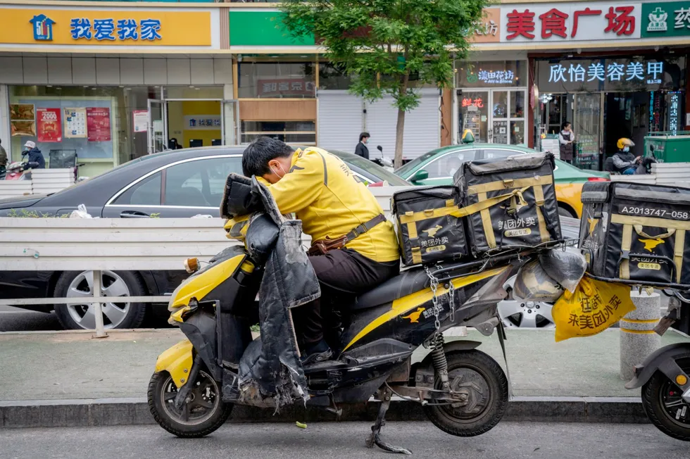 Leveringstjenesten Meituan er siste selskap som er under etterforskning i Kina. Aksjekursen har falt med nesten 40 prosent på en måned.
