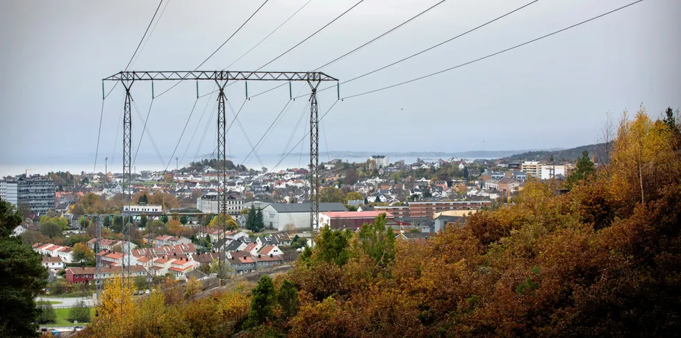 Bilde av Høyspentmastene som ligger på Lund. Kristiansand/Lund sees i bakgrunn. Agder Energi. Agder Energi.