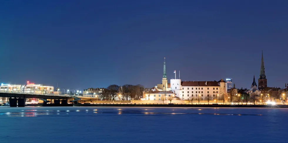 De baltiske landene opplever makspris i morgen onsdag. Dette oppstår når det ikke er nok strømproduksjon for å dekke den etterspørselen som er i markedet. Bildet er fra Riga i Latvia.
