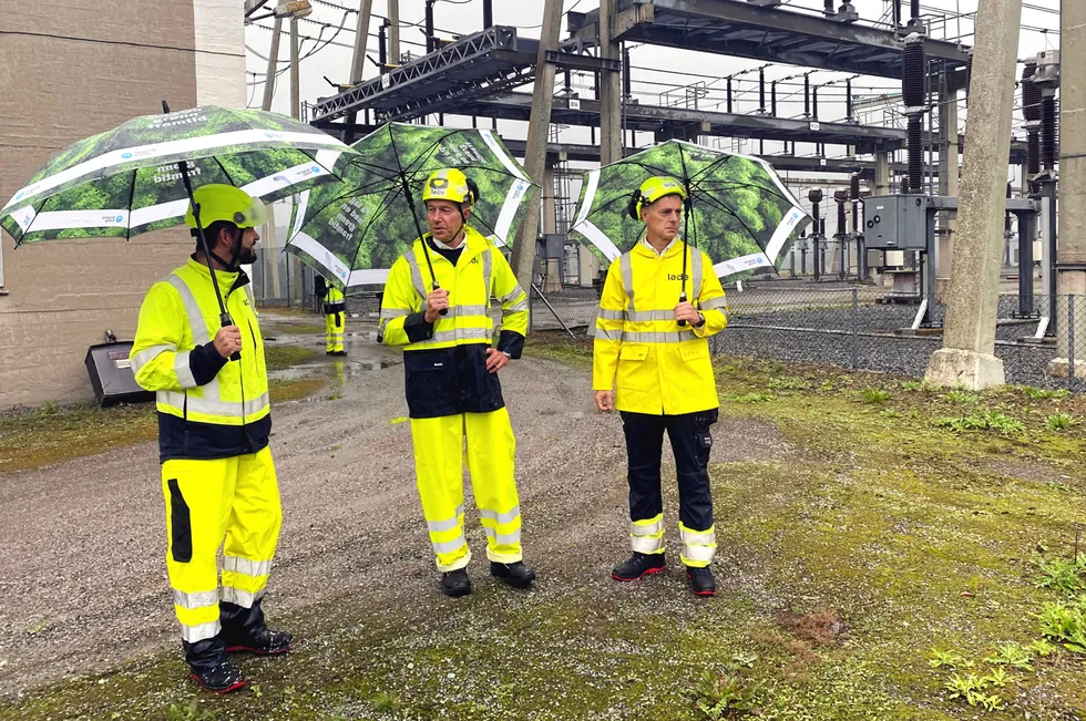 Lede-sjef Øivind Askvik (t.v.) var vert da energiminister Terje Aasland og NVE-sjef Kjetil Lund lanserte NVE sin portal for digital levering nettsøknader på Knardalstrand koblingsstasjon.