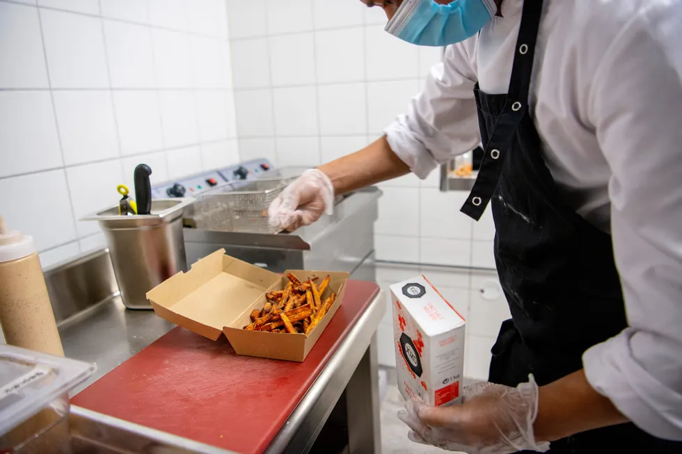 Flere ser på mulighetene for å bruke roboter til å sette sammen enklere retter, som for eksempel hamburgere og salat, skriver Valeriya Naumova. Illustrasjonsfoto.