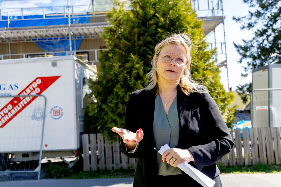 – Jeg tror det vil være bra for både utbyggere og kommunene, sier kommunalminister Kjersti Stenseng (Ap) om regjeringens forslag til mer rigide tidsfrister i byggesaksbehandlingen.