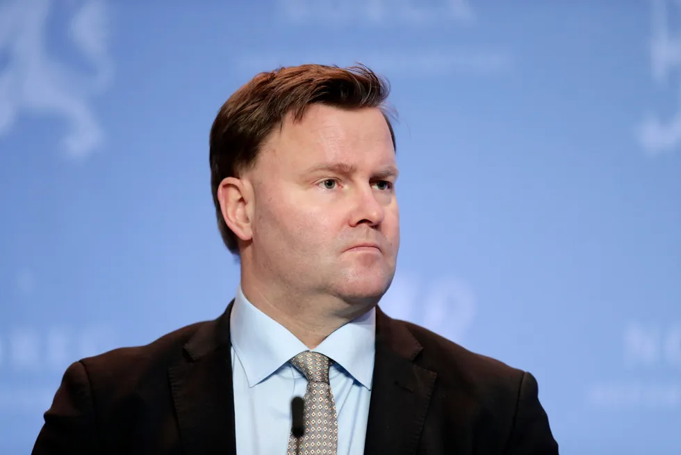 Assisterende helsedirektør Espen Rostrup Nakstad gjør rett i å advare mot senkede skuldre.