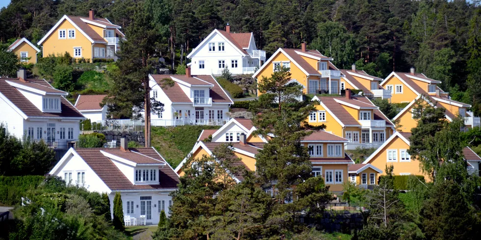 Etter søndagens ekstremt lave prisnivåer øker forbruket og prisene mandag, viser oversikten fra Nord Pool.