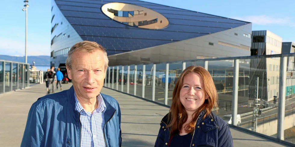 Klaus Livik fra Powel og Marit Myrstad fra Trondheim kommune fant 11 svakheter ved energiregelverket. Her foran Powerhouse i Trondheim.