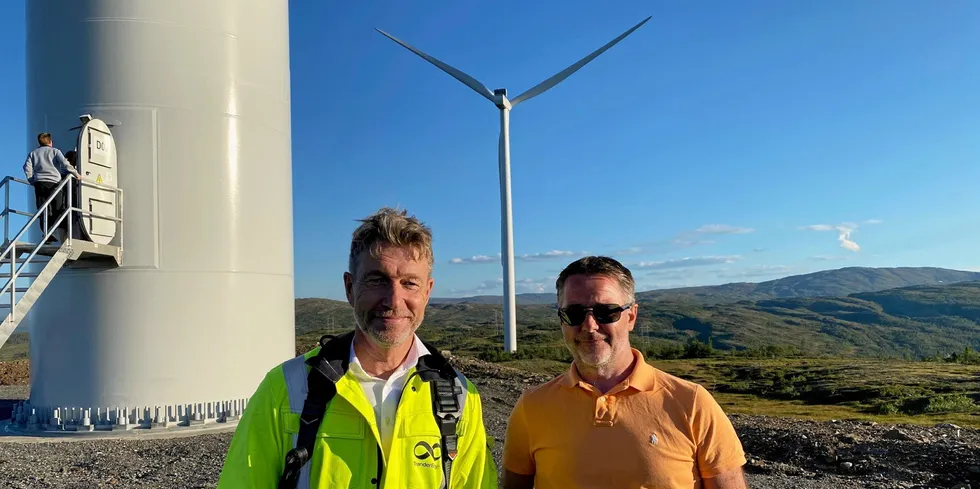 Ordfører Ole Morten Balstad og energiminister Terje Aasland på åpningen av Stokkfjellet vindkraftpark i 2021.