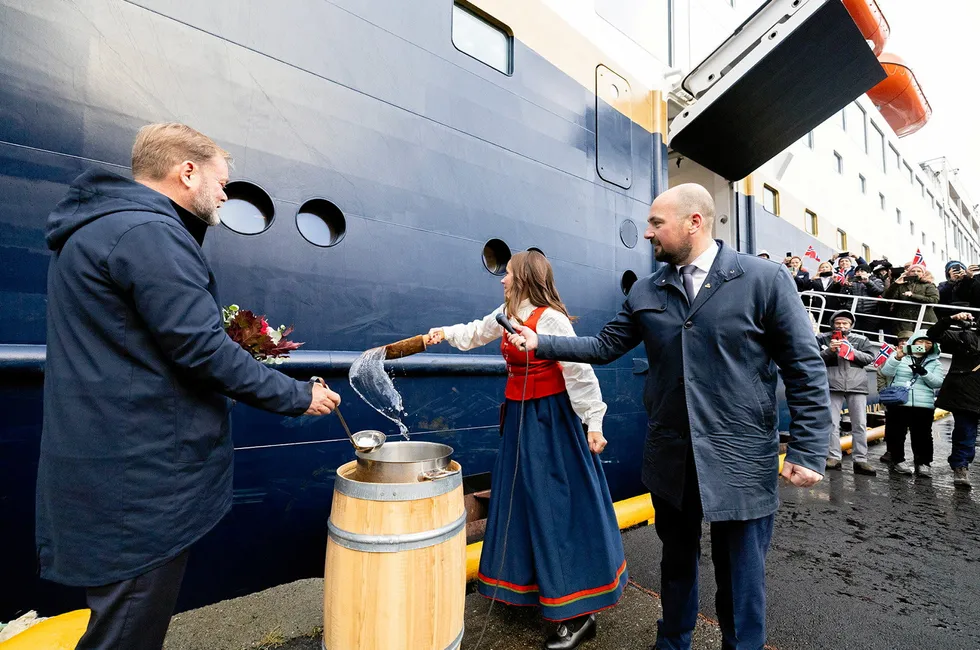 Fiskeri- og havminister Marianne Sivertsen Næss var gudmor da kystruteskipet Havila Polaris ble døpt i Hammerfest.