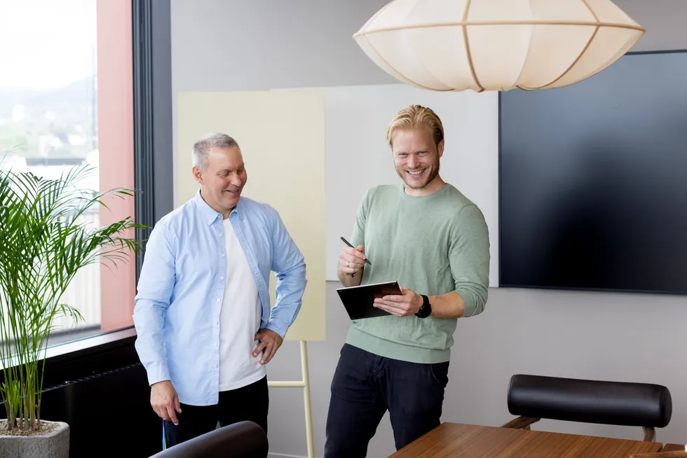 Gründer Magnus Wanberg (til høyre) sammen med toppsjef Phillip Hess i Remarkable.