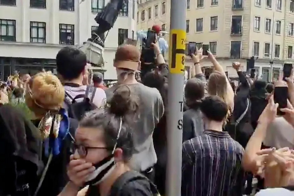 Statuen av kapitalisten og slavehandleren Edward Colston ble revet under protestene mot politivold og rasisme i Bristol på søndag.