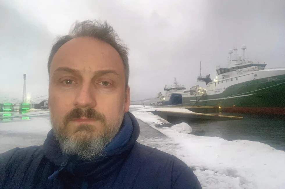 Styrmann Håvard Warberg Sigvaldsen på «Gadus Neptun» eid av Finnmark Havfiske. Her med «Senja» fra Nergård Havfiske. Begge er tatt ut i streiken.