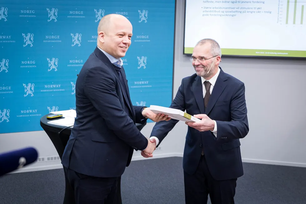 Finansminister Trygve Slagsvold Vedum (til venstre) fikk overlevert Skatteutvalgets forslag fra professor Ragnar Torvik. Et upopulært forslag fra utvalget er å gjeninnføre skatt på fordelen av å bo i egen bolig.