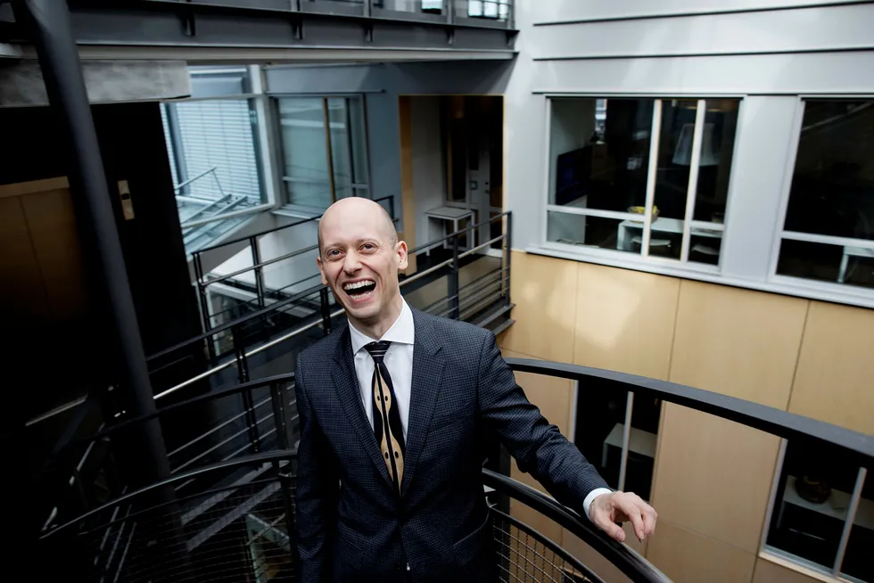 Sjeføkonom Øystein Børsum i Swedbank er overrasket over at kronen ikke har styrket seg mer enn den har gjort, og forventer videre oppgang utover høsten. Foto: Øyvind Elvsborg