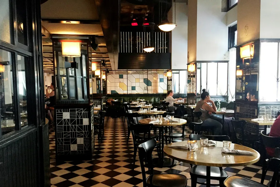 Både lobbyen, kaffebaren og restauranten på Ace Hotel er i art deco-stil og har mange detaljer fra en svunnen tid da bygget var et populært teater. Hotellet er også et populært stoppested for unge gjester som ikke bor her.