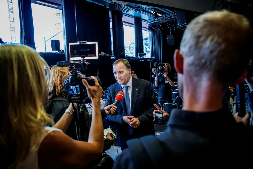 Sveriges statsminister Stefan Löfven frir til sentrumspartiene som i dag er en del av den borgerlige Alliansen.